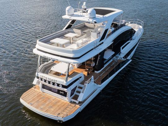 ¡Navega en el yate a motor Galeon de 68 pies en Miami!