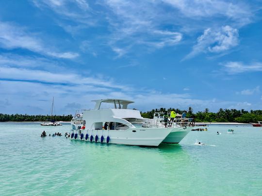 Barco de festa exclusivo para adultos com bebidas ilimitadas, snorkel e bar de areia