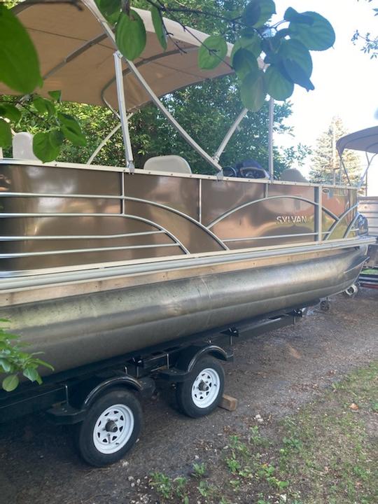 9 person, 21ft Sylvan Pontoon Boat