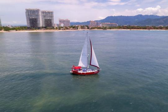 Expérience de luxe sur un voilier rouge de 40 pieds à Puerto Vallarta (nourriture incluse)