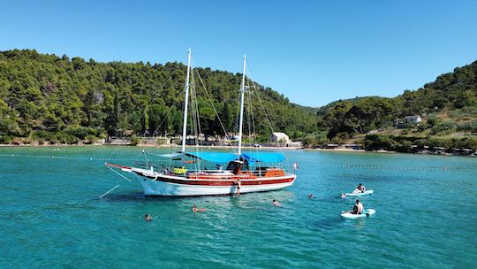 Croisière privée quotidienne en bateau vers l'île de Brač avec déjeuner et boissons inclus