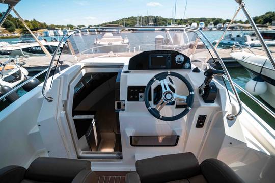 Suncruiser 690 alimentado por 200 HP com cabine