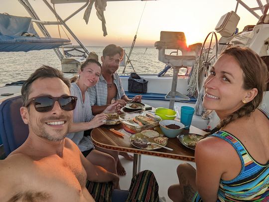 Catamarán de vela capitaneado de 42 pies con 3 cabinas y todos los juguetes 