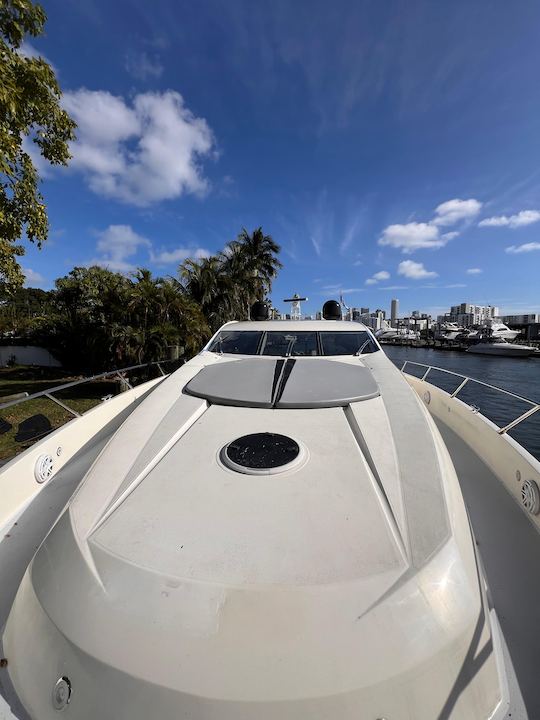 Méga-yacht Sunseeker Predator Power de 82 pieds à Miami ! 🌊🌊