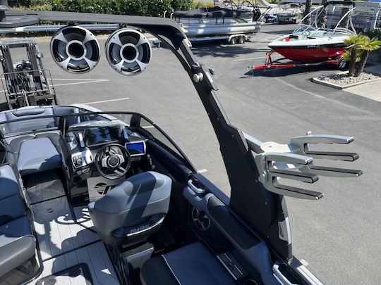 Barco fretado avaliado em #1! Surfe no Dragão em um barco de wake/surf M235 de Malibu.