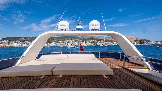 82ft Motor Yacht Private Tour with Luxurious Amenities!