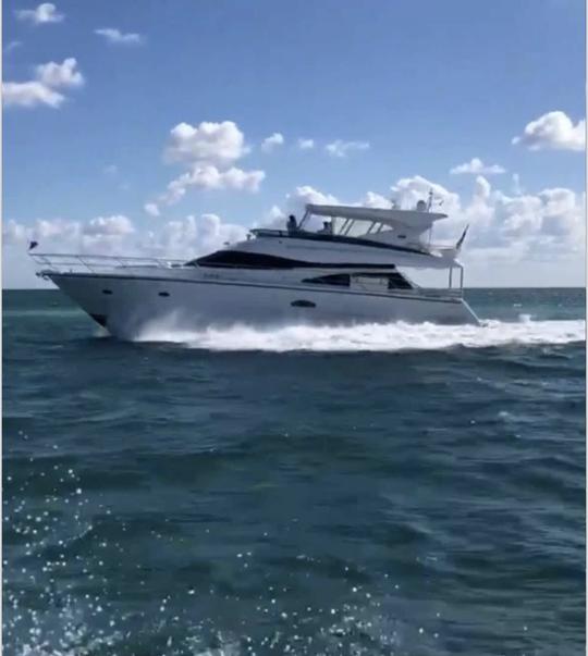 ¡Disfrute de su día en el yate a motor Flybridge de 65 pies!