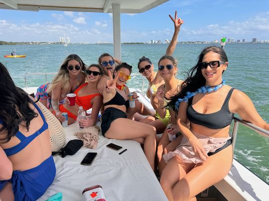 Comemore com Yacht Party & Sightseeing em Miami Beach — até 34 convidados! 