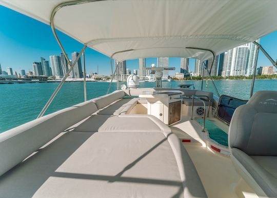 Desfrute de Miami em um iate a motor Azimut de 50 pés!