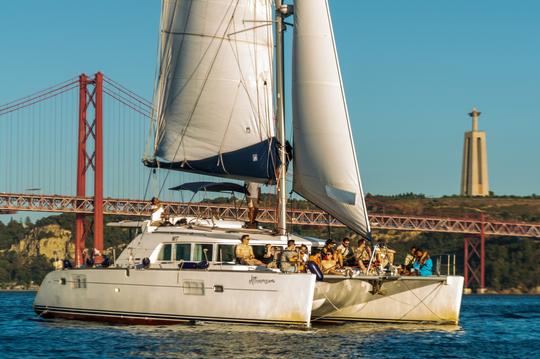 Catamarã Lagoon que cruzamos em Lisboa, Portugal