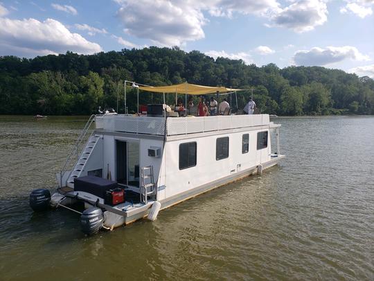 Faites la fête sur un catamaran à moteur de 42 pieds à Washington, D.C. pouvant accueillir jusqu'à 15 personnes