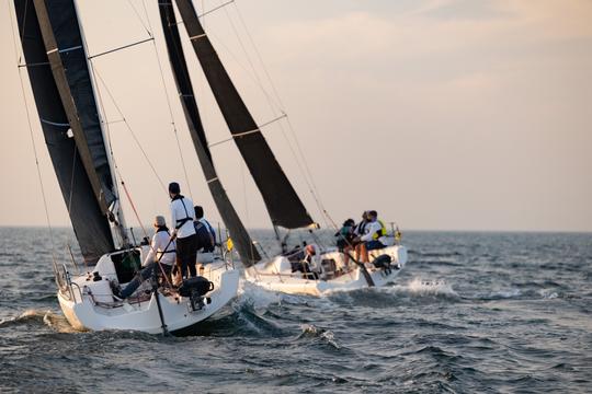 Experiência única de navegação em iates à vela com velas pretas