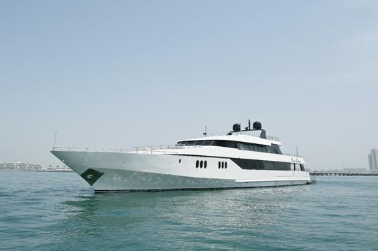 Alquiler de barcos en Dubai Marina · Premium — Spacious Motoryacht (2001)