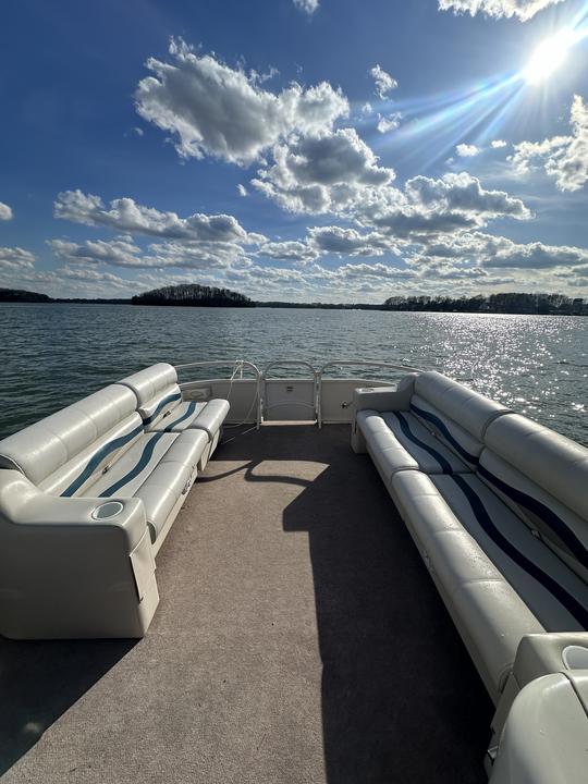 Pontão de cruzeiro Starcraft Stardeck 226 para 8 a 10 passageiros para alugar no Lago Norman!