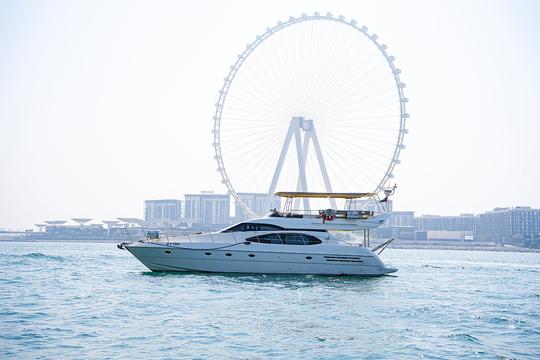 Location de yacht de 58 pieds à Dubaï avec capitaine et équipage (yacht Azimut pour 28 personnes)