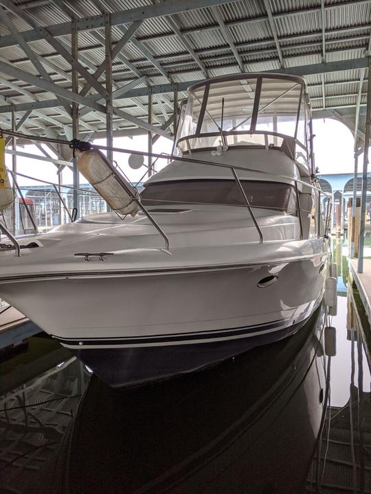 Enjoy the Sacramento Skyline from the water On a 40FT Silverton Yacht!