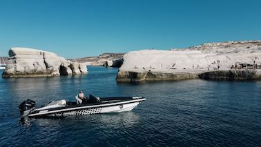 Tour de 3 horas al atardecer por la isla de Milos en Skipper 4x90 'Navigatus IV'