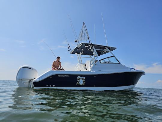 Bateau de pêche et de divertissement familial Edgewater à double console 2023. 