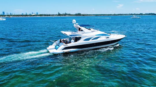 Azimut de 70 pés com 2 jet skis incluídos em Miami - uma hora grátis!