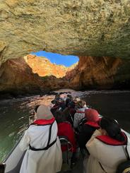 Explore as impressionantes cavernas de Benagil em um passeio de barco RIB privado!