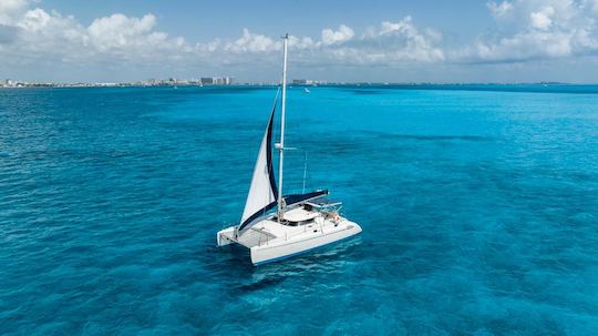 Navegue com estilo: aluguel de catamarã privado de 37 pés em Cancún para até 25 convidados