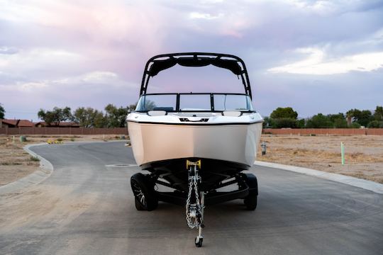 El moderno y emocionante barco Yamaha AR250 está disponible en Lake Havasu City & Needles