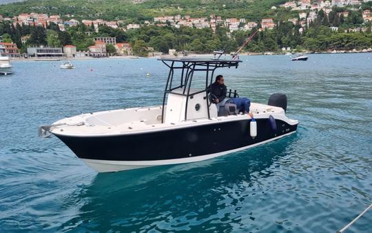 Location de pêche en bateau à console centrale 2503 Trophy à Cavtat