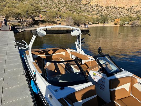 Profitez d'une journée sans soucis au lac Saguaro avec le capitaine Sheldon à bord d'un nouveau wakeboat 2024