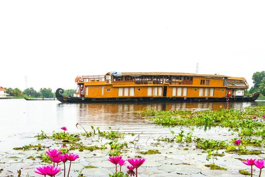 Emocionante cruzeiro fluvial no remanso de Kerala a bordo de uma casa flutuante para 18 pessoas