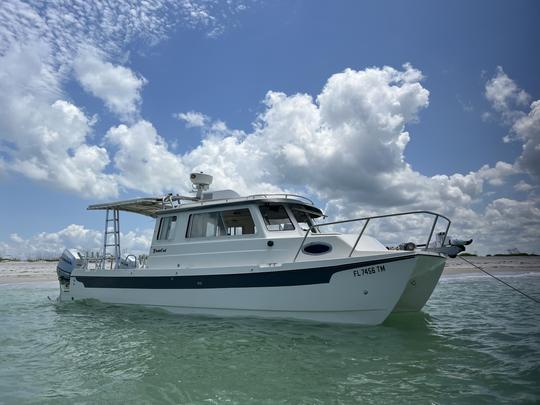 Catamaran à cabine de 26 pieds piloté par Scott Guttery, originaire de la SWFL