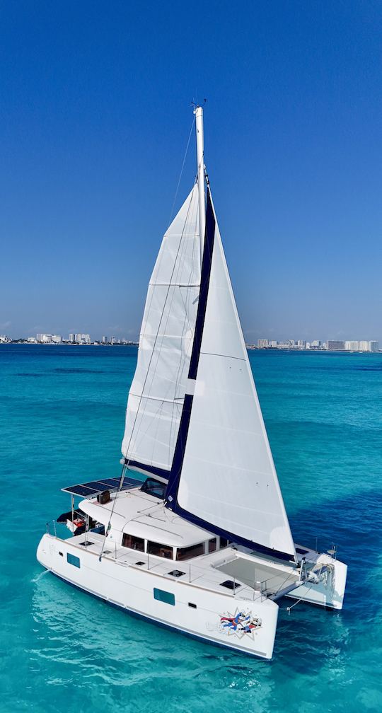 42ft Luxury Catamaran Private Charter / Capacity 40 people