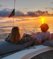 Passeio à vela com sensações ao pôr do sol em Ponta Delgada