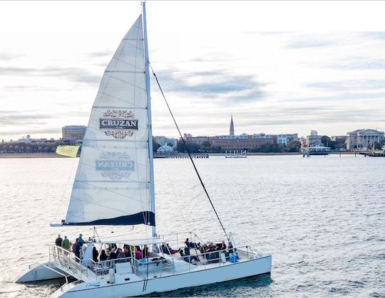 Visite publique de Charleston : coucher de soleil et navigation dans le port avec service de bar