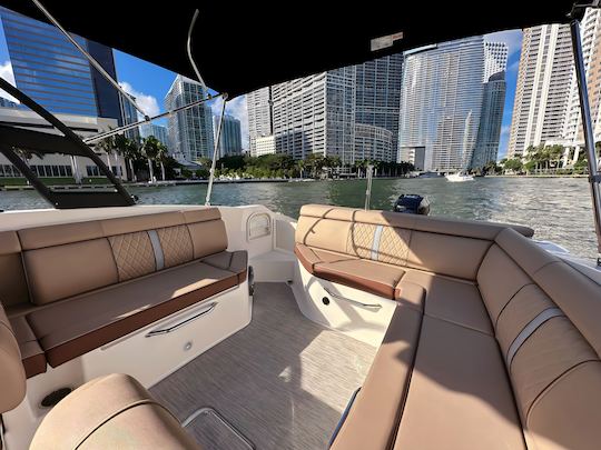 Bateau de fête SeaRay SDX de 29 pieds à Miami avec 1 heure de promotion gratuite disponible !