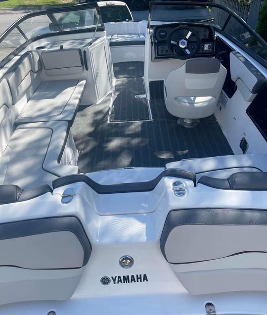 YAMAHA AR190 Bowrider Boat for Rent at Lake Lanier