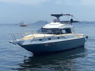 Book the 32ft Capri to experience an exclusive tour around Rio de Janeiro coast!