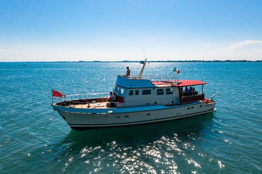 Yacht classique en acajou à Venise, Italie