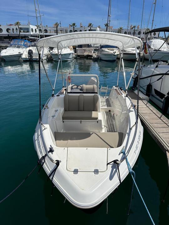 Location de bateaux à Alicante. Naviguez avec style le long de la côte d'Alicante.