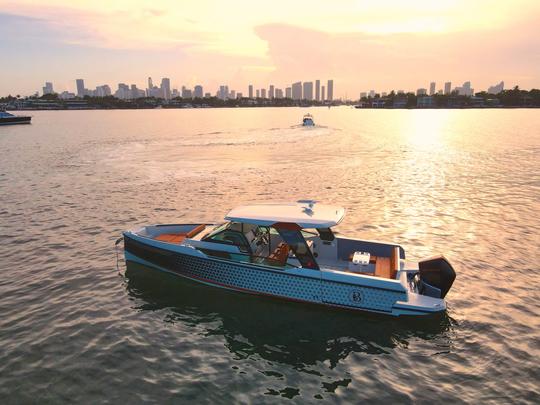 Tour privado en yate: crucero al atardecer por el horizonte de Miami con botella de champán