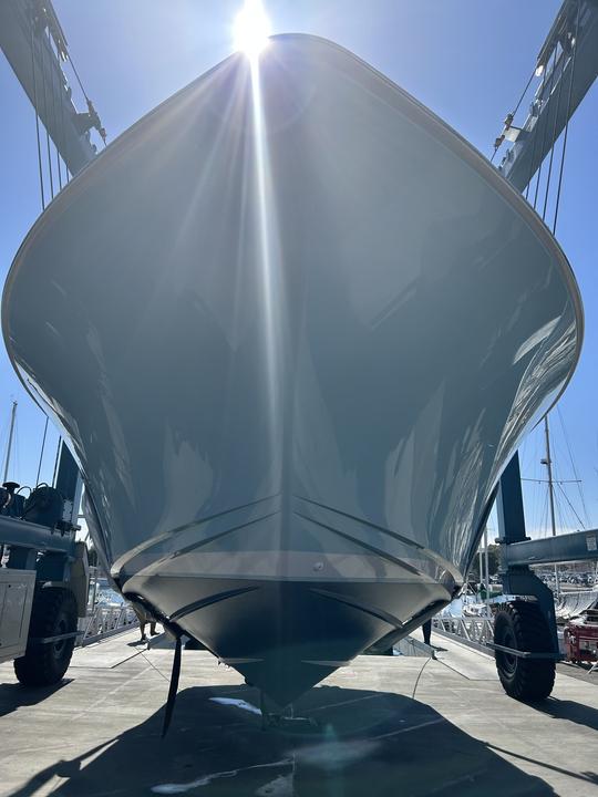 Pêcheur sportif de 42 pieds participant à un tournoi Viking, prêt pour la pêche haut de gamme ou les loisirs !