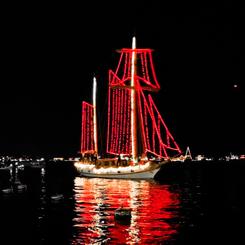 Cruzeiro de navio pirata com desfile de barcos de Natal em Newport Beach, Califórnia