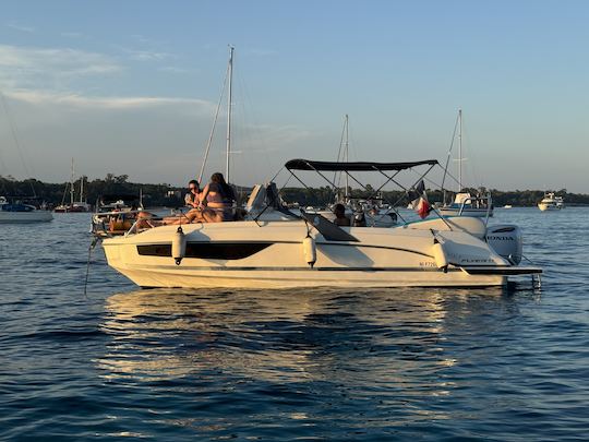 Motorboat up to 9 guests - Confortable Beneteau 8 Meters 300ch 