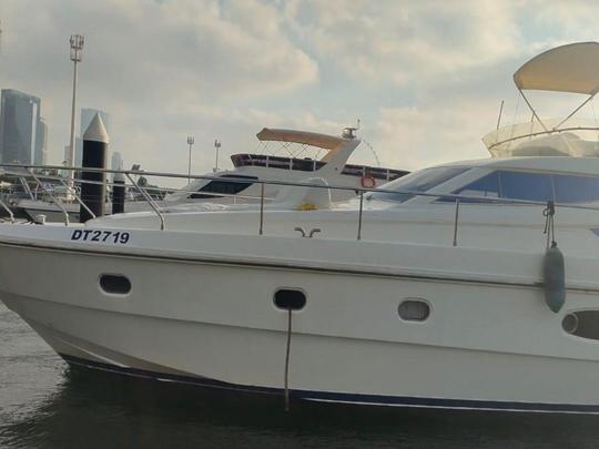 Iate a motor Ferretti de luxo de 70 pés em Dubai para até 25 convidados