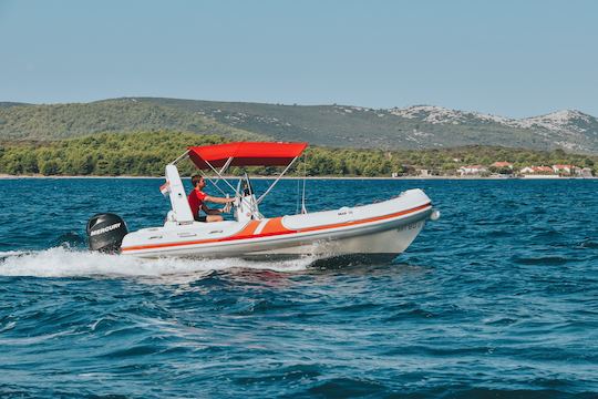 Mar.com Dezoito com motor de 115HP em Sveti Filip i Jakov