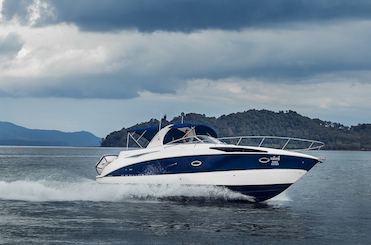 El lujoso yate Bayliner de 32 pies tiene capacidad para hasta 10 personas