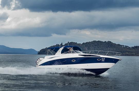 O luxuoso iate Bayliner de 32 pés acomoda até 10 pessoas