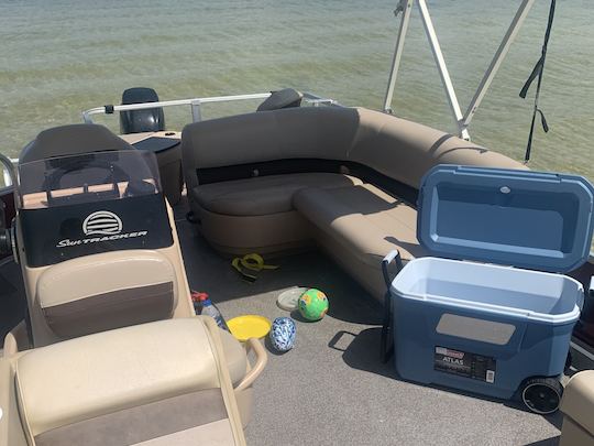 18ft Pontoon for rent in Fort  Walton Beach/Destin, Florida!