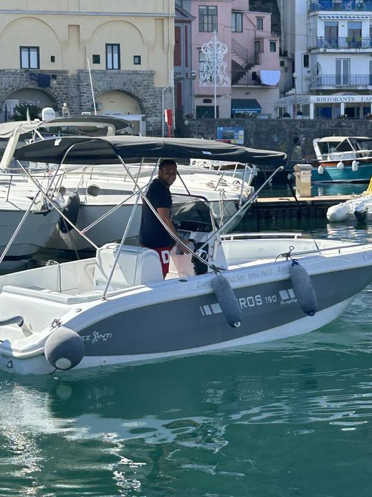 Lancha motora pequeña 