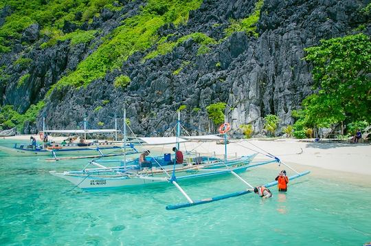 Excursión privada en barco de varios días desde Coron a El Nido