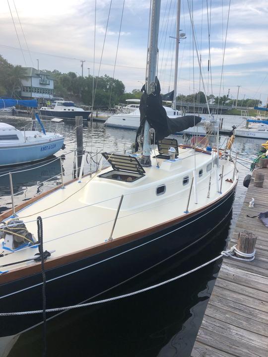 Yacht à voile classique des années 1970 